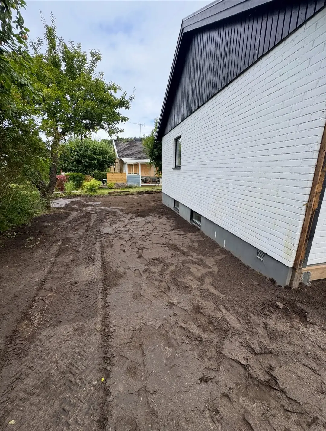 Återfylld mark runt huset