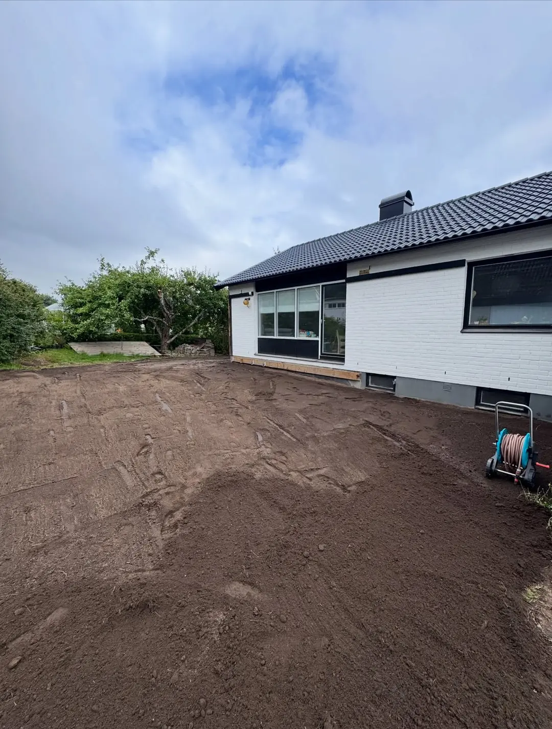 Återställd mark runt villan efter dräneringsarbete